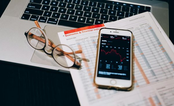 Apprendre le trading : le guide essentiel pour débuter efficacement