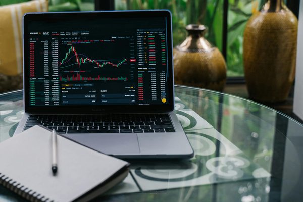 Apprendre le trading : le guide essentiel pour débuter efficacement